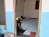Satgas TMMD 129 Bojonegoro dan Warga Gotong Royong Pasang Keramik di Rumah Ibu Tini