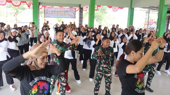 TNI dan Warga Kesongo Menyatu dalam Irama Line Dance