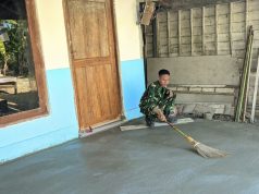 Satgas TMMD 129 Bojonegoro Sulap Sapu Lidi Jadi Tekstur Lantai Aman – Rapi