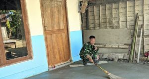 Satgas TMMD 129 Bojonegoro Sulap Sapu Lidi Jadi Tekstur Lantai Aman – Rapi