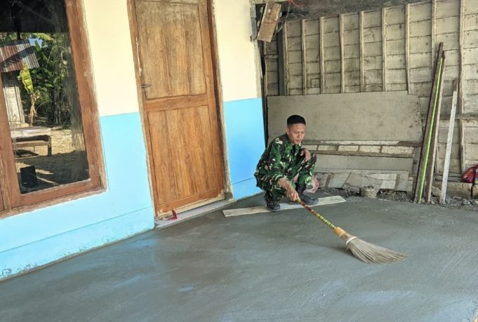 Satgas TMMD 129 Bojonegoro Sulap Sapu Lidi Jadi Tekstur Lantai Aman – Rapi