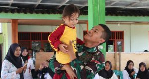 Senyum Polos Anak-Anak Kesongo – Sentuhan Hangat Anggota di Sela TMMD 129 Bojonegoro