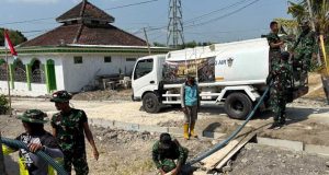 Satgas TMMD 129 Bojonegoro Grojok Air Bersih Door to Door di Kesongo
