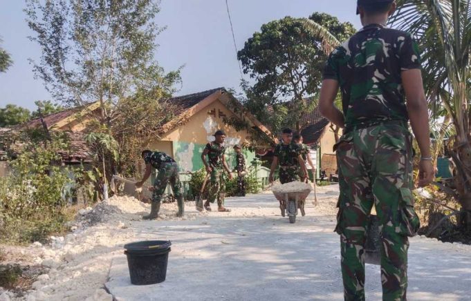 Ketika Gerobak Dorong – Peluh Satgas TMMD 129 Bojonegoro Menyejahterakan Warga Kesongo