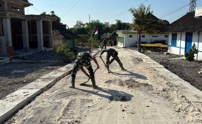 Satgas TMMD 129 Bojonegoro – Warga Pacu Pembangunan Drainase demi Keawetan Jalan Desa