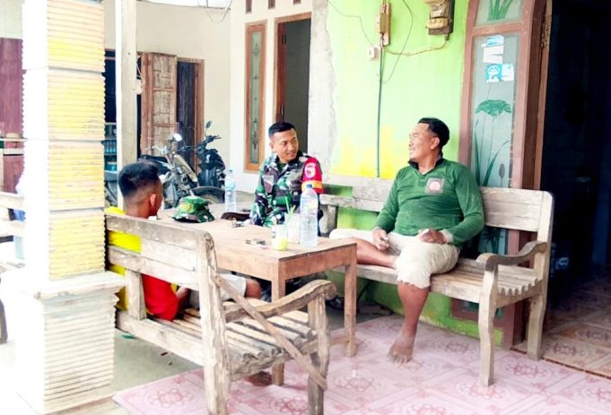 Nganyam Kebersamaan di Teras Desa: Cara Babinsa Kesongo Rangkul Warga Sukseskan TMMD 129 Bojonegoro