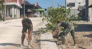 Merajut Asa di Dusun Krebet: Satgas TMMD 129 Bojonegoro – Warga Kompak Perkuat Drainase