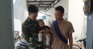 Ketika Seragam Loreng Menjaga Senyum Sang Balita di Kesongo