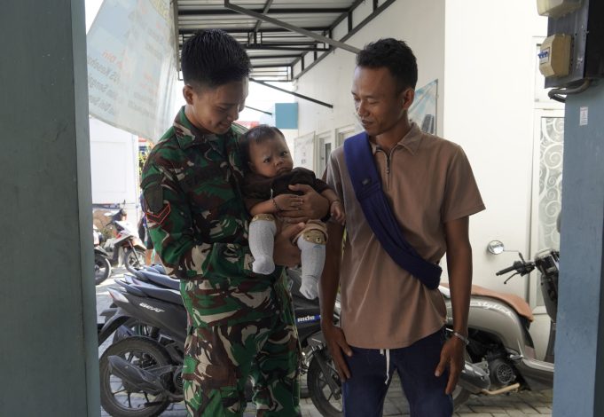 Ketika Seragam Loreng Menjaga Senyum Sang Balita di Kesongo