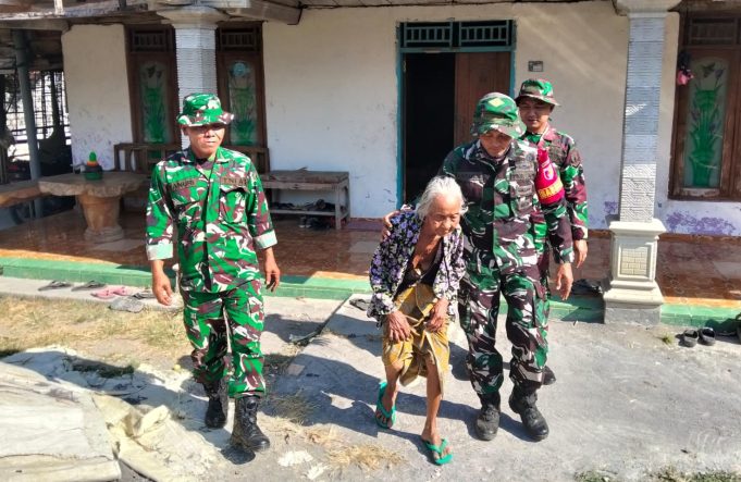 Satgas TMMD 129 Bojonegoro Merangkul Mbah Kasidah Menatap Rumah Baru Anak Tercinta