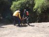 Babinsa Kesongo – DLH ‘Keroyokan’ Buat Lubang Tanam Pohon untuk Jaga Tanggul Sungai