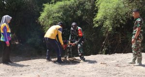Babinsa Kesongo – DLH ‘Keroyokan’ Buat Lubang Tanam Pohon untuk Jaga Tanggul Sungai
