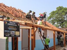 Satgas TMMD 129 Bojonegoro dan Warga Bahu-Membahu Pasang Genteng Rumah Bu Tini
