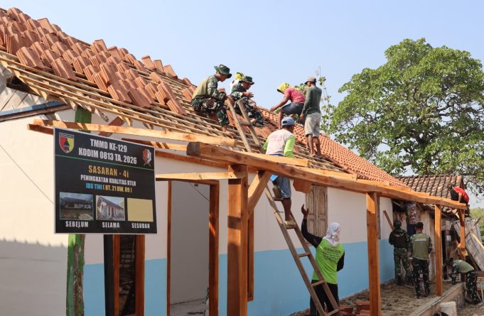 Satgas TMMD 129 Bojonegoro dan Warga Bahu-Membahu Pasang Genteng Rumah Bu Tini
