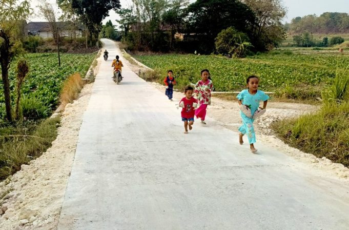 Senyum Ceria Anggi dan Jalan Beton TMMD 129 Bojonegoro, Mengubah Suasana Sore di Dusun Mundu