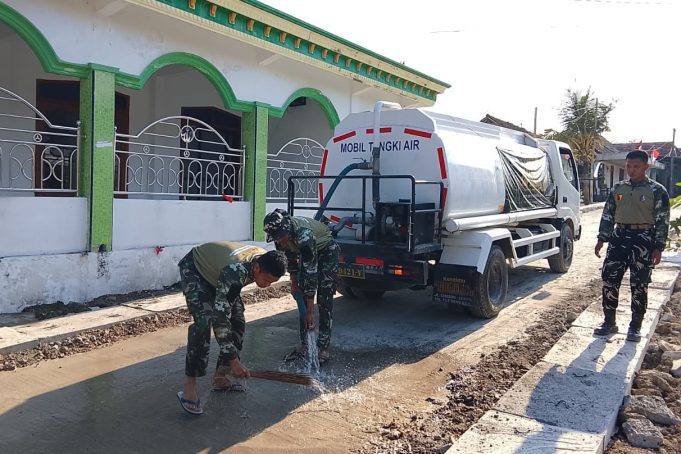 Kala Satgas TMMD 129 Bojonegoro Setia Merawat Jalan Desa Kesongo