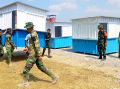 Panas Terik Tak Masalah! Satgas TMMD 129 Bojonegoro Gotong ‘Lapak Masa Depan’ Demi UMKM Kesongo