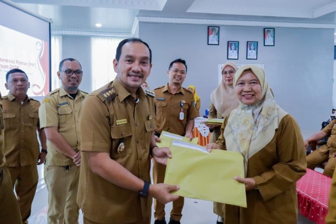 Serahkan SK Program Indonesia Pintar, Walikota Tebingtinggi Tekankan Ini
