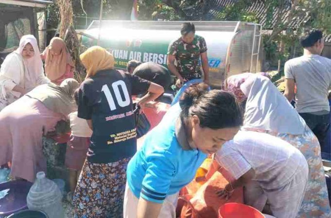 Peduli, Kodim 0813 Bojonegoro Pasok 8000 Liter Air Bersih ke Warga Desa Tlogohaji