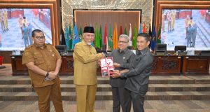 Gubernur Sumbar Serahkan KUA-PPAS 2027, Akselerasi Transformasi Ekonomi Jadi Prioritas