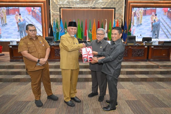 Gubernur Sumbar Serahkan KUA-PPAS 2027, Akselerasi Transformasi Ekonomi Jadi Prioritas