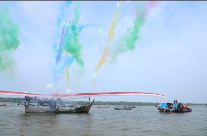 Semarak HUT ke-81 RI, Bupati Asahan Kibarkan Bendera Raksasa di Muara Selat Malaka
