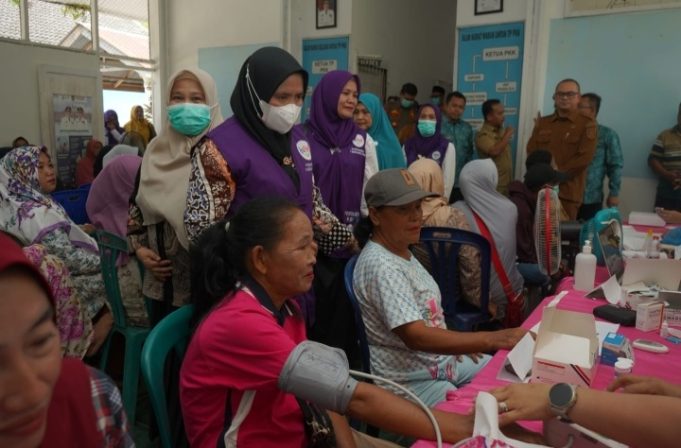 Ketua TP Posyandu Kabupaten Asahan Tinjau Posyandu Manggis dan Tracing TBC Terintegrasi CKG di Teluk Dalam