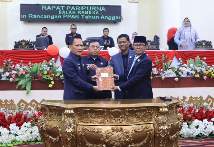 Bupati – Wabup Tuba Hadiri Rapat Paripurna Pengesahan KUA-PPAS
