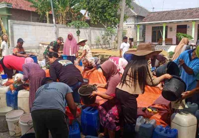 Peduli Kemarau Panjang, Kodim Bojonegoro Salurkan 130 Ribu Liter Air Bersih Setiap Hari
