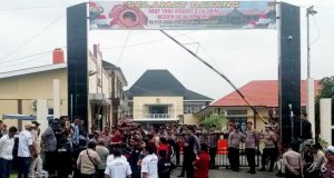 Polemik Pemerasan Bos Toko Bangunan, Aksi Damai Solidaritas Sesama Teman di Polres Benteng Digelar