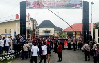Polemik Pemerasan Bos Toko Bangunan, Aksi Damai Solidaritas Sesama Teman di Polres Benteng Digelar