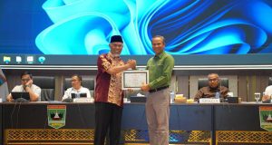 Mahyeldi Berikan Penghargaan Perangkat Daerah Peraih Predikat A dalam Evaluasi SAKIP