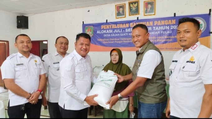 Wakil Bupati Asahan Salurkan Bantuan Beras Pangan, Tegaskan Dilarang Ada Pemotongan