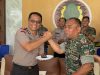 HUT TNI Ke-81, Polres Sergai Geruduk 2 Markas TNI Bawa Kue – Plakat