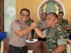 HUT TNI Ke-81, Polres Sergai Geruduk 2 Markas TNI Bawa Kue – Plakat