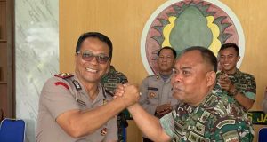 HUT TNI Ke-81, Polres Sergai Geruduk 2 Markas TNI Bawa Kue – Plakat