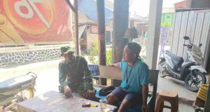 Di Sela Pelaksanaan TMMD, Batuud Koramil Banyuputih Pererat Kedekatan dengan Warga Lewat Komsos