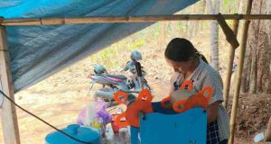 Mbak Ela Sambut Gembira Pembangunan Jalan di Depan Tempat Usahanya melalui Program TMMD