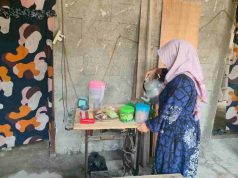 Wujud Kepedulian Warga, Ibu Ismail Siapkan Minuman Untuk Personel Satgas TMMD yang Kerjakan RTLH