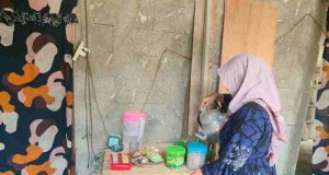 Wujud Kepedulian Warga, Ibu Ismail Siapkan Minuman Untuk Personel Satgas TMMD yang Kerjakan RTLH