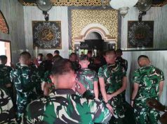 Perkuat Keimanan Prajurit, Satgas TMMD Reguler ke-130 Laksanakan Sholat Berjamaah