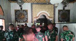Perkuat Keimanan Prajurit, Satgas TMMD Reguler ke-130 Laksanakan Sholat Berjamaah