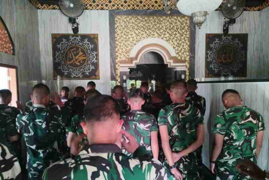 Perkuat Keimanan Prajurit, Satgas TMMD Reguler ke-130 Laksanakan Sholat Berjamaah