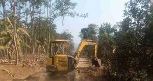 Excavator Mulai Bekerja, Pembangunan Jalan Desa Sembung dalam Program TMMD Reguler ke-130 Terus Berjalan
