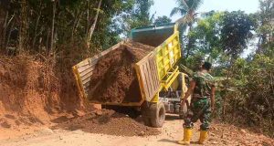 Material Tanah Mulai Didatangkan, Pembangunan Jalan TMMD di Desa Sembung Terus Berjalan