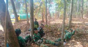 Sejenak Melepas Lelah, Satgas TMMD Tetap Semangat Melanjutkan Pembangunan Jalan di Desa Sembung