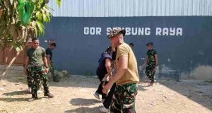 Satgas TMMD Bersama Warga Bersihkan Faslitas Umum GOR Sembung Raja