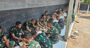 Sederhana Tapi Penuh Kebersamaan, Satgas TMMD Nikmati Makan Siang Bersama di Desa Sembung