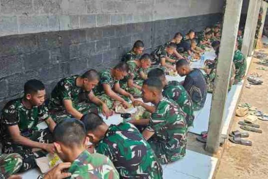 Sederhana Tapi Penuh Kebersamaan, Satgas TMMD Nikmati Makan Siang Bersama di Desa Sembung