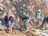 Satgas TMMD Reguler ke-130 Kodim Batang Bersama Warga Ratakan Tebing Jalan Yang Akan di Rabat Beton